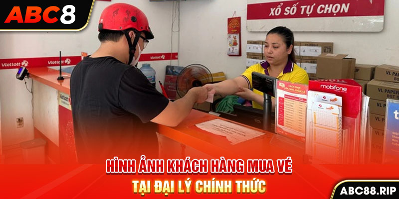 hinh-anh-khach-hang-mua-ve-xo-so-mega-vietlott-tai-dai-ly-chinh-thuc